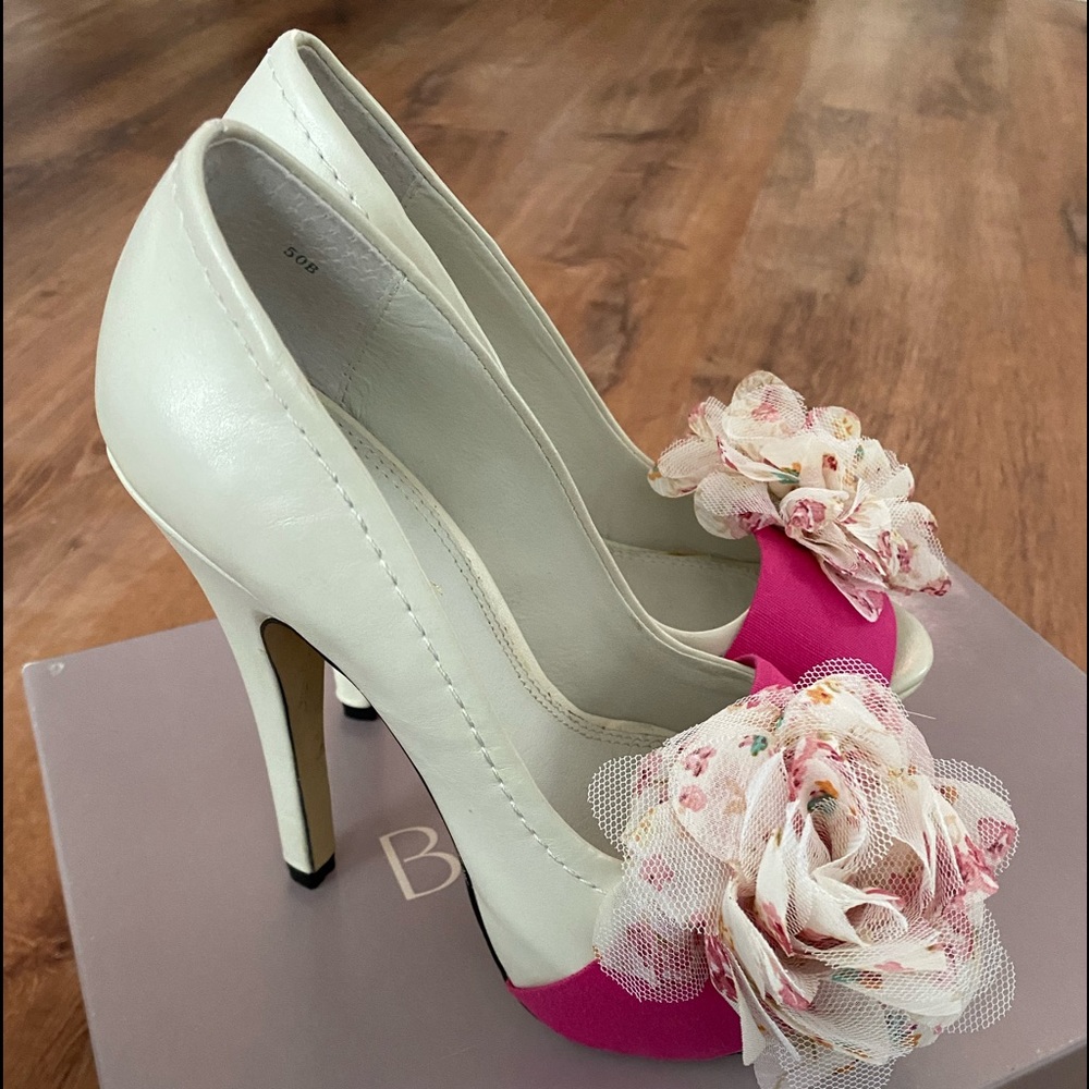 White peep toe pump heels with floral detail. Bakers size 5.